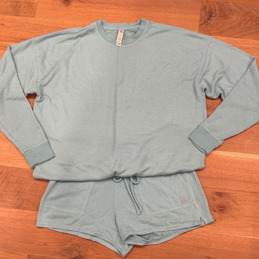 ALO soho Yoga lounge Set in Soft Blue